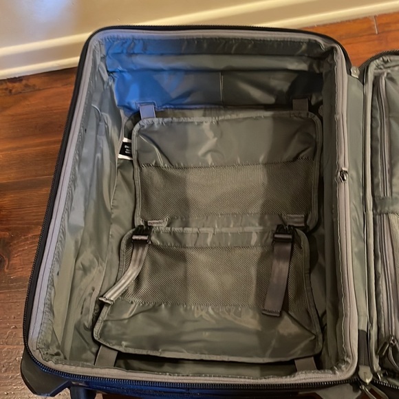 Briggs & Riley Carry-On 18-19” Expandable Spinner - nearly perfect condition - Picture 9 of 13